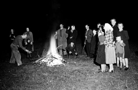 Bonfire Night for the children of Woodalls Newspapers staff 1949 (1506591)1