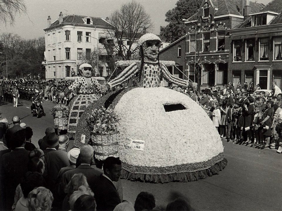 Bol-bloemenmeisjes als praalwagen. (lenteparade 1968). Zie jaarboek Haarlem in 1968 blz. 68. Aangekocht van United Photos de Boer bv