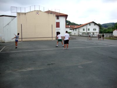 Bonloc (Pyr-Atl, Fr) un des frontons du village avec joueurs de pelota pala 2 contre 2