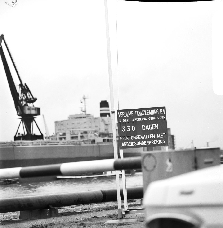 Bord bij Verolme Tankcleaning waarop staat dat daar al bijna 1 jaar geen ongeluk, Bestanddeelnr 926-8525