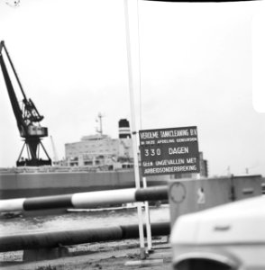 Bord bij Verolme Tankcleaning waarop staat dat daar al bijna 1 jaar geen ongeluk, Bestanddeelnr 926-8525