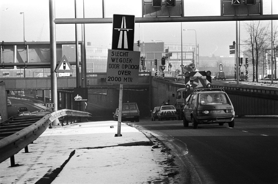 Bord bij IJtunnel met tekst slecht wegdek door opdooi, Bestanddeelnr 930-0771