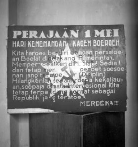 Bord met een hamer en sikkel en de tekst Parajaän 1 mei. Hari Kemanangan Kaoem , Bestanddeelnr 11962