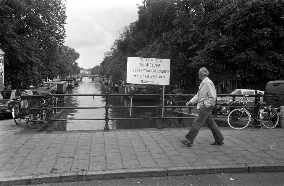 Bord met eerbetoon aan eenden op brug over Prinsengracht Amsterdam, Bestanddeelnr 926-6491