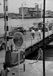 Bord Curacao Museum bij De Koningin Emmabrug gezien vanaf Punda in Willemstad op Curaçao, Bestanddeelnr 252-7239 (cropped)