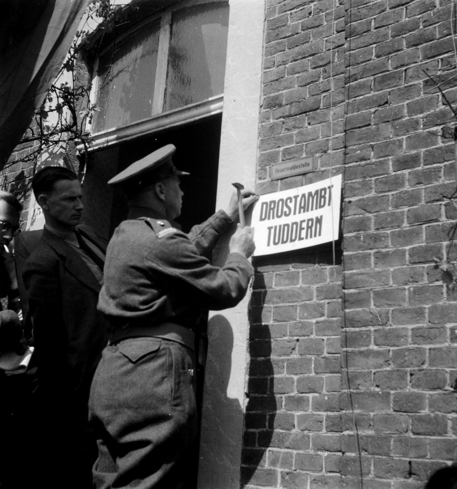Bord Drostambt Tuddern wordt vastgespijkerd, Bestanddeelnr 903-3299