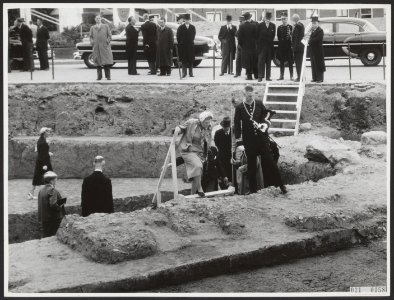 Bonifaciusherdenking. Koningin bezoekt Dokkum, Bestanddeelnr 021-0158