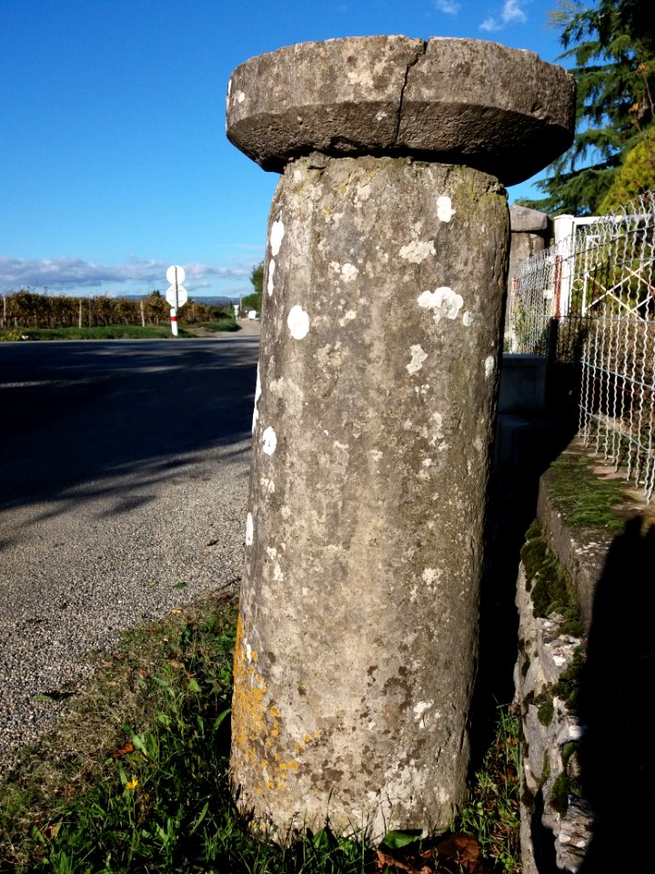 Borne milliaire de Saint-Germain - Côté sud, de près