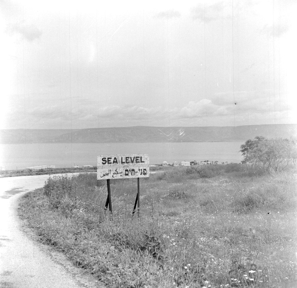 Bord met aanduiding sea level (zeeniveau) in de wegberm op de achtergrond het, Bestanddeelnr 255-0181