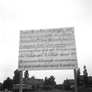 Bord bij toegangsweg Rhenen met opschrift U nadert Rhenen Een zwaargetroffen s, Bestanddeelnr 900-6404
