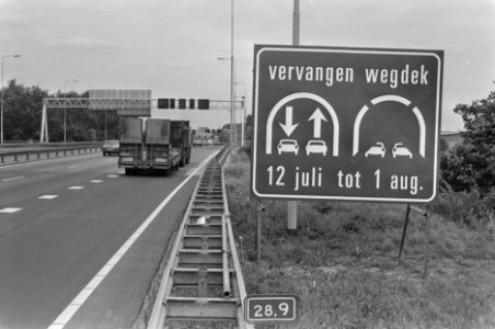 Bord Coentunnel een buis gesloten in verband met vervangen wegdek, Bestanddeelnr 933-3754