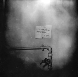 Bordje boven een leiding met de tekst Het is verboden sigaretten in het urinoir, Bestanddeelnr 254-0135 photo