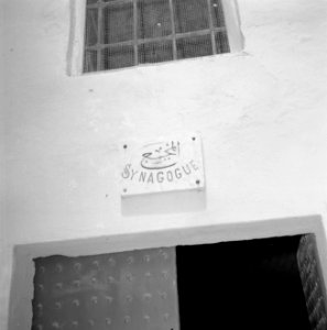 Bordje met het opschrift Synagogue (Synagoge) boven de toegangsdeur, Bestanddeelnr 255-3266