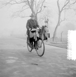Borstelkoopman op volkfiets (voor grote schoonmaak), Bestanddeelnr 906-2506