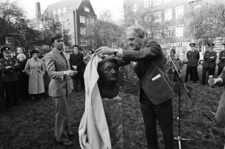 Borstbeeld van Tante Truus Wijsmuller onthuld door wethouder Kuypers in Amster, Bestanddeelnr 930-0406