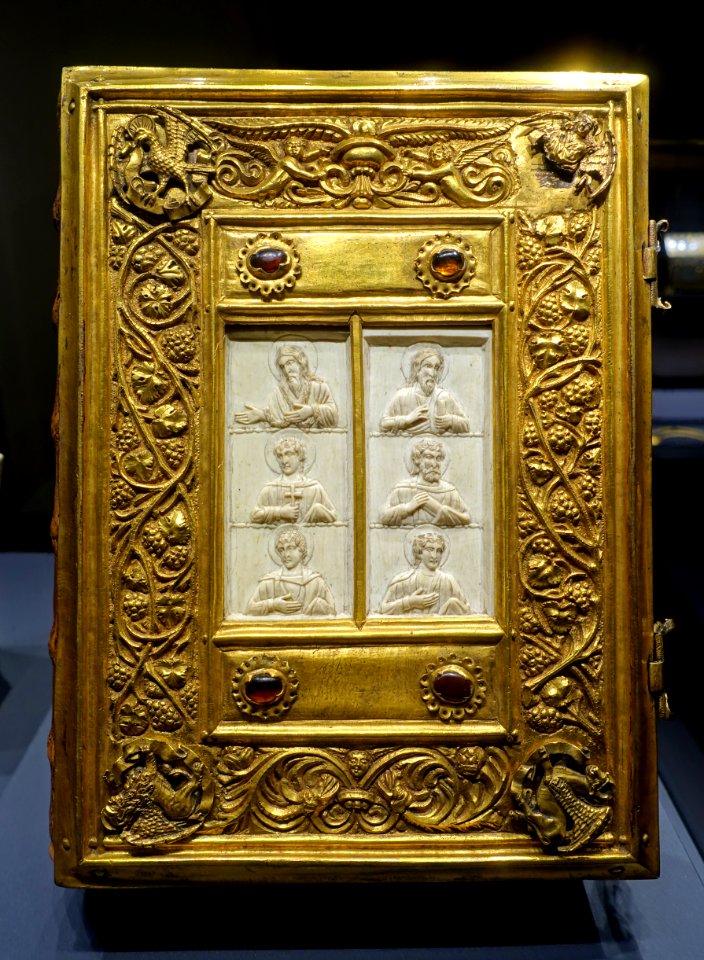 Book cover with evangelists, ivory from Constantinople, late 900s, surround from Köln, 1550-1600, gilt copper - Hessisches Landesmuseum Darmstadt - Darmstadt, Germany - DSC00250
