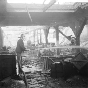 Borstelfabriek op prinsen-eiland totaal uitgebrand, Bestanddeelnr 914-2672