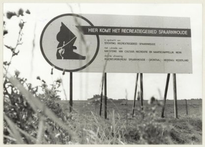 Bord dat de totstandkoming van Recreatiegebied Spaarnwoude aankondigt, langs de A 9 ziende naar de Spaarndamse Dijk. NL-HlmNHA 54010431