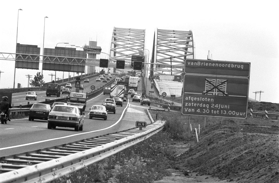 Bord bij de Van Brienenoordbrug in Rotterdam i.v.m. de afsluiting op 24 juni, Bestanddeelnr 934-4651