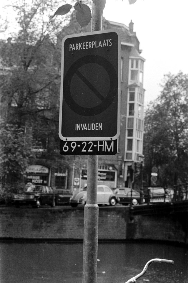 Bord bij parkeerplaats voor invalide Amsterdam, Bestanddeelnr 924-8093