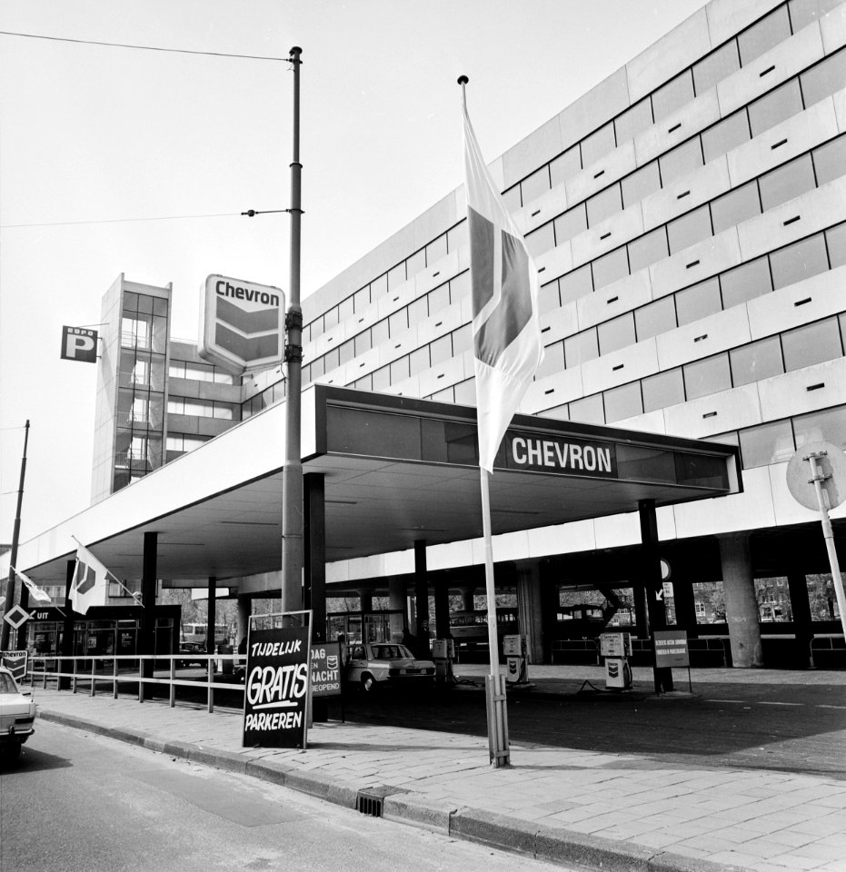 Bord Gratis Parkeren bij parkeergarage in Marnixstraat, Bestanddeelnr 927-1895