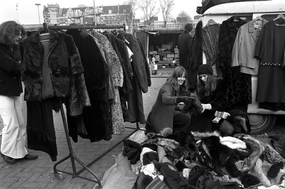 Bontjassen kopen op Waterlooplein, Bestanddeelnr 926-1176