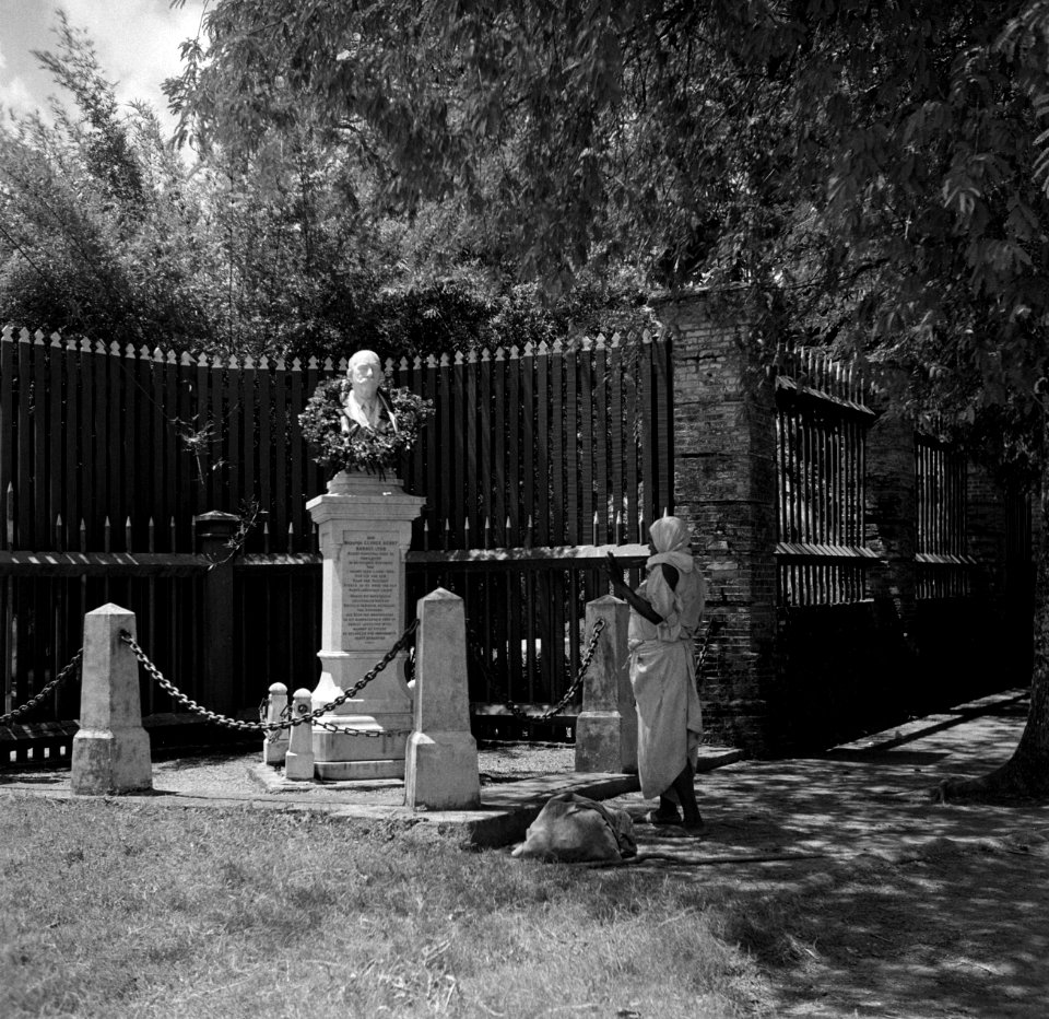 Borstbeeld met krans, Bestanddeelnr 252-6096