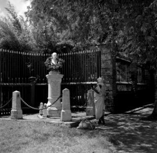 Borstbeeld met krans, Bestanddeelnr 252-6096