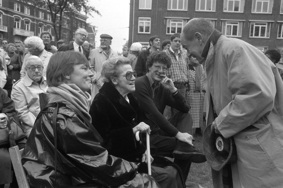 Borstbeeld Simon Carmiggelt (Kronkel) onthuld in Amsterdam. Ton van Duinhoven me, Bestanddeelnr 934-3462