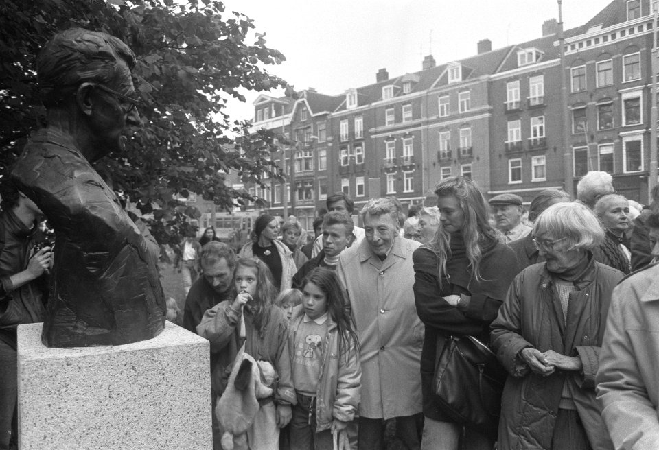 Borstbeeld Simon Carmiggelt (Kronkel) onthuld in Amstedam, Bestanddeelnr 934-3464