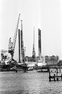 Booreiland Seafox ligt voor reparatie in de haven van Amsterdam, Bestanddeelnr 932-4473