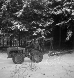 Bossen, arbeiders, sneeuw, landbouwmachines, werktuigen, boomstammen, wegslepen, Bestanddeelnr 253-4957