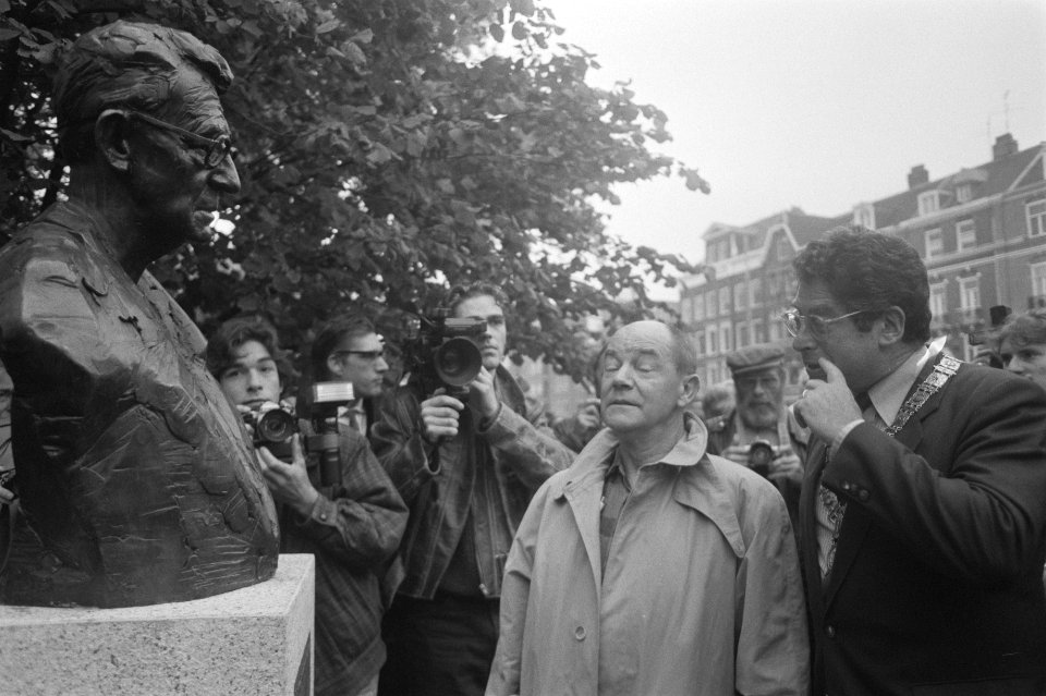 Borstbeeld Simon Carmiggelt (Kronkel) onthuld in Amsterdam Ton van Duinhoven en, Bestanddeelnr 934-3461