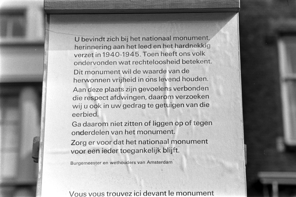 Borden op Nationaal Monument op de Dam te Amsterdam tegen het zitten enzovoort o, Bestanddeelnr 923-4225