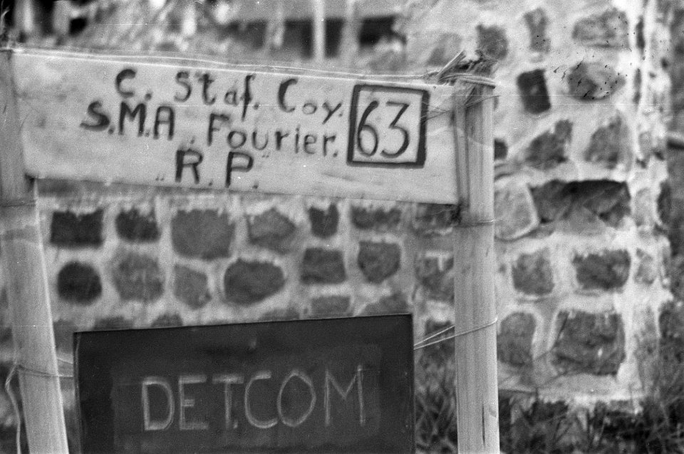 Borden met opschriften. C. Staf Coy 63 S.M.A. Fourier R.P. en DET.COM, Bestanddeelnr 358-4-2