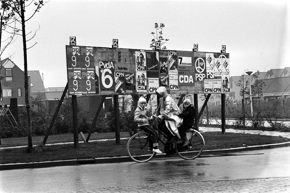 Borden met affiches voor de gemeenteraadsverkiezingen in Lelystad, o.a. van de p, Bestanddeelnr 930-5153