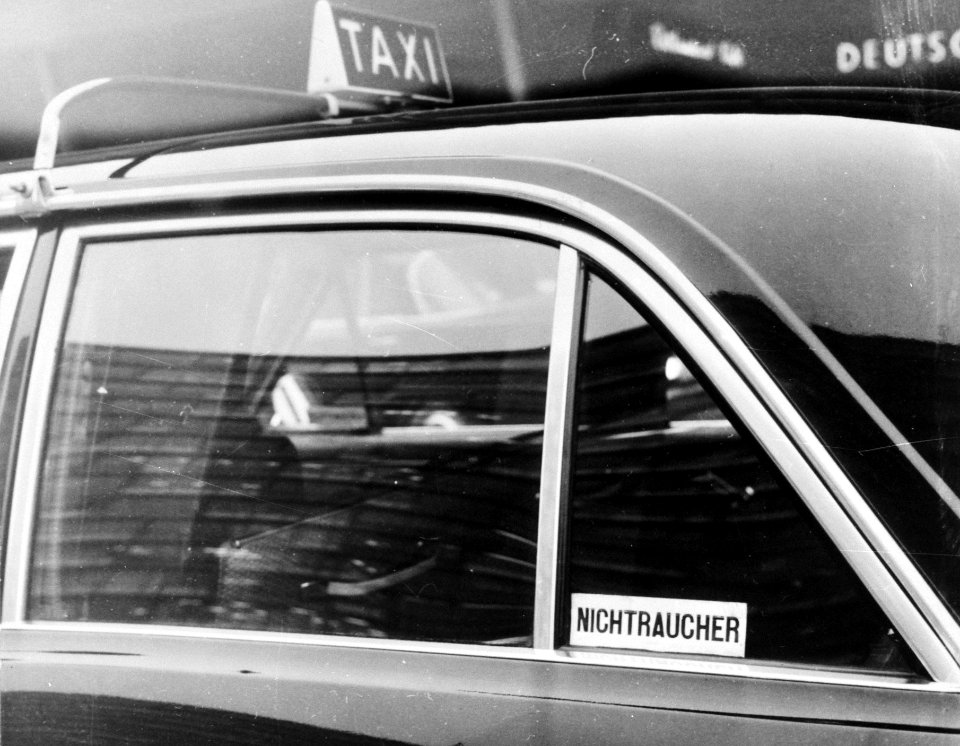 Bordje Geen Roker in taxi in Berlijn, Bestanddeelnr 921-9243 (cropped)