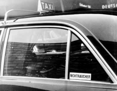 Bordje Geen Roker in taxi in Berlijn, Bestanddeelnr 921-9243 (cropped)