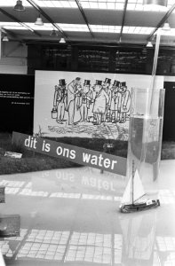 Bord met de tekst Dit is ons water bij vies water, Bestanddeelnr 924-5487