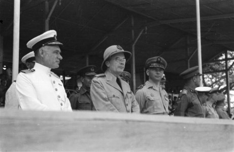 Bordes met diverse autoriteien, w.o vlnr . admiraal A.S. Pinke, landvoogd H.J.…, Bestanddeelnr 35-3-1