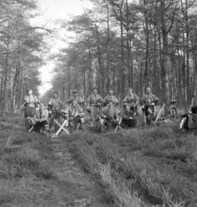 Bossen, arbeiders, gereedschappen, groepsfoto's, Bestanddeelnr 251-7444