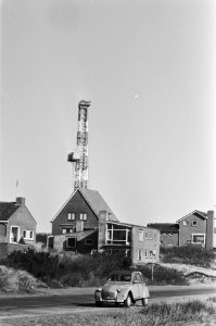 Boortoren in duinen Bergen aan Zee (Amoco), (achter hui vandaan), Bestanddeelnr 928-4413