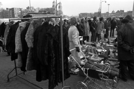 Bontjassen kopen op Waterlooplein, Bestanddeelnr 926-1177