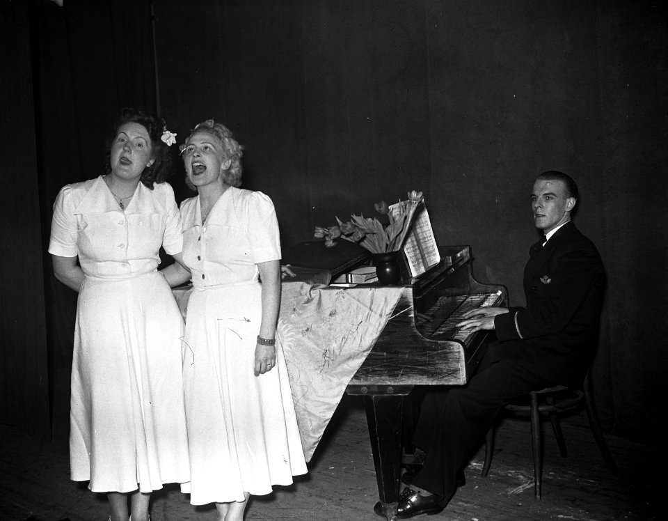 Bonte avond Hoogovensschaaktoernooi 2 Zingende dames bij piano, Bestanddeelnr 903-1927