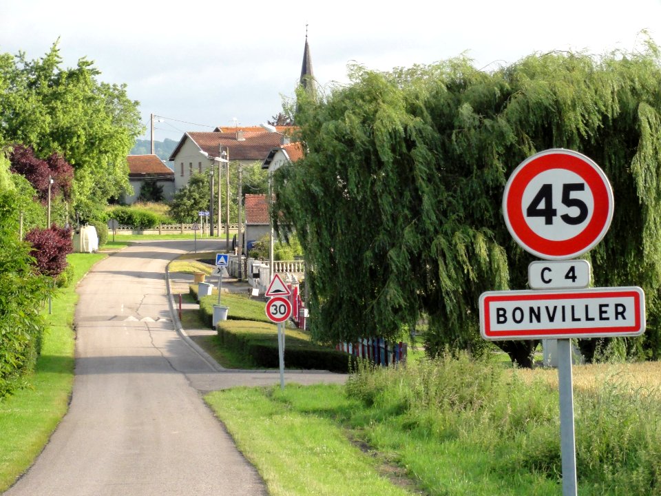 Bonviller (M-et-M) city limit sign