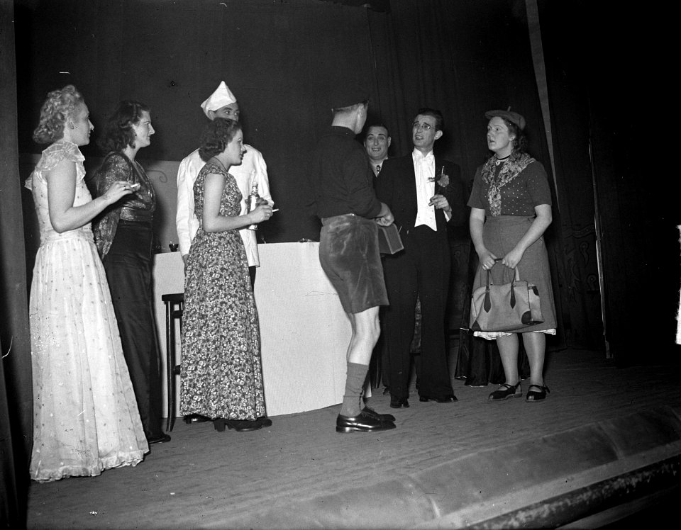 Bonte avond Hoogovensschaaktoernooi Aan de bar, Bestanddeelnr 903-1925