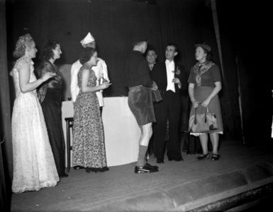 Bonte avond Hoogovensschaaktoernooi Aan de bar, Bestanddeelnr 903-1925