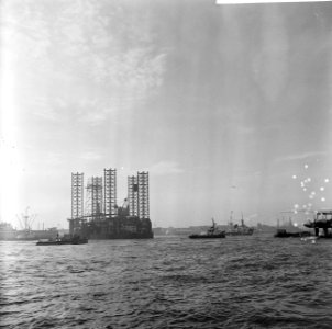 Booreiland Ile de France getrokken door sleepboot Zwarte Zee naar Zuid-Afrika, Bestanddeelnr 918-6594