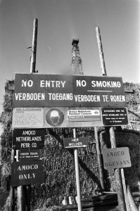 Boortoren in duinen Bergen aan Zee (Amoco), borden verboden te roken etc., Bestanddeelnr 928-4414