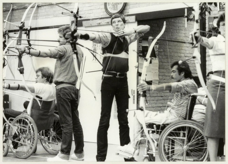 Boogschutters van de Zandvoortse sportclub Unicum '73 op de handboogschietbaan. NL-HlmNHA 54013132